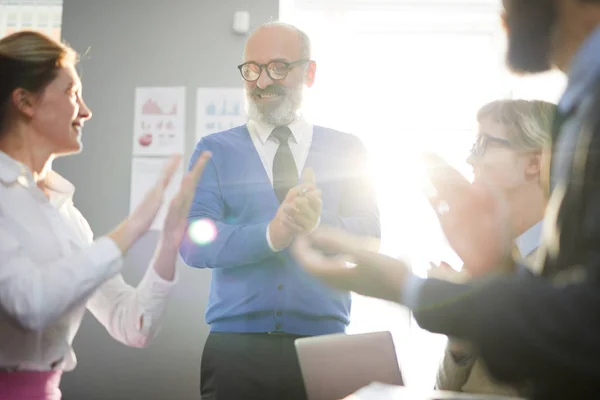 Les Jeunes Collègues Leur Directeur Principal Applaudissent Après Avoir Terminé — Photo