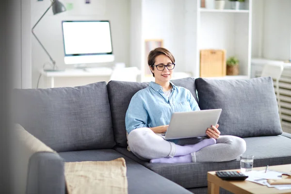 Ung Tvärbenta Kvinna Casualwear Sitter Soffan Hemma Och Bläddrar Nätet — Stockfoto