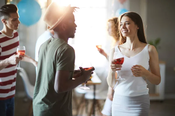 Feliz Joven Pareja Intercultural Con Bebidas Conversando Casa Mientras Bailan — Foto de Stock