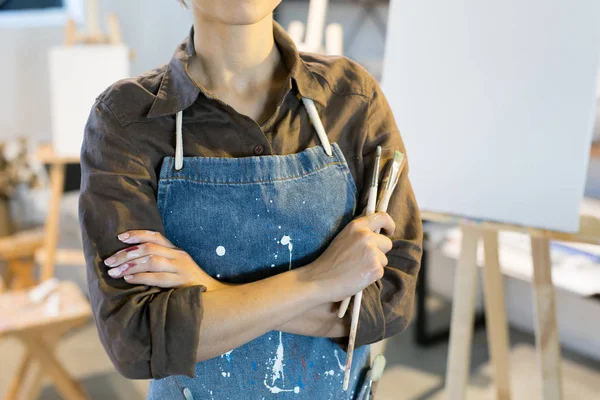 Jeune Peintre Tenue Travail Croisant Les Bras Sur Poitrine Tenant — Photo