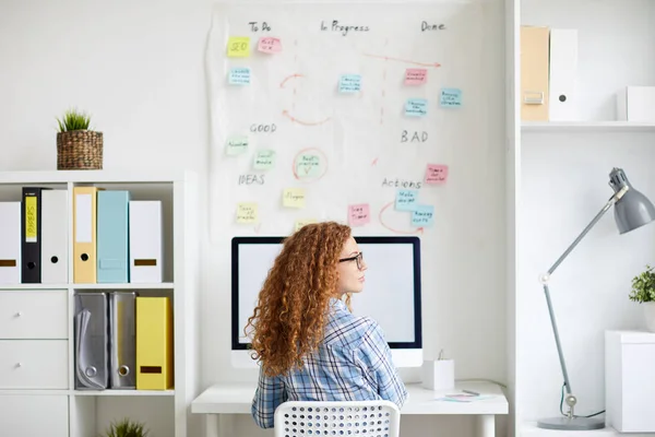 Vista Trasera Del Joven Gerente Oficina Girando Derecha Mirando Través — Foto de Stock