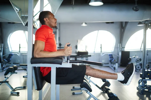 Genç Afroamerican Sporcu Spor Malzemeleri Çağdaş Spor Salonunda Sit Egzersiz — Stok fotoğraf