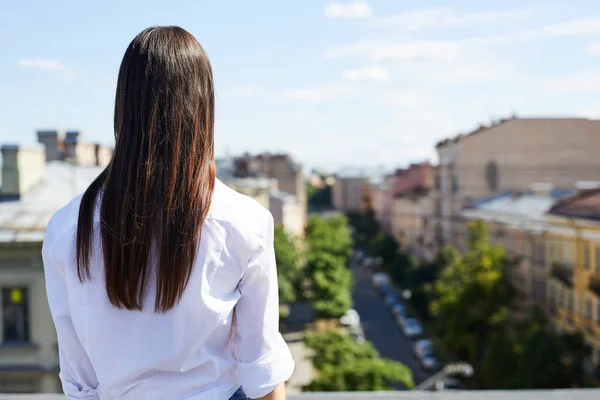 Widok Tyłu Marzycielski Brunette Girl Białej Koszulce Stojącej Dachu Patrząc — Zdjęcie stockowe