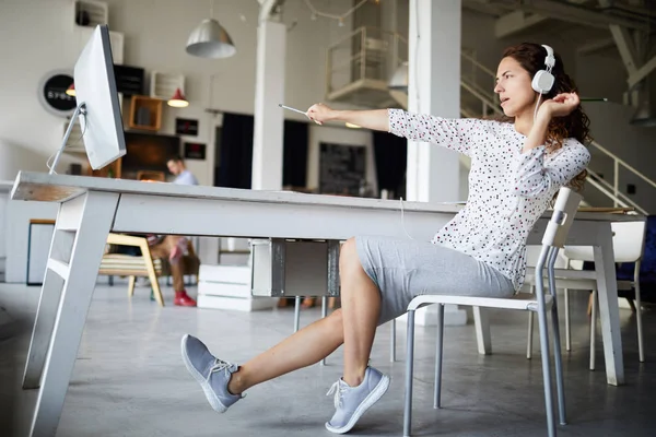 Jonge Hedendaagse Office Manager Ontwerper Hoofdtelefoon Wijzend Naar Computer Monitor — Stockfoto