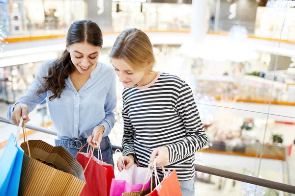 ショッピング モールのクリスマス セールで買った服を示す互い幸せ女性客 — ストック写真