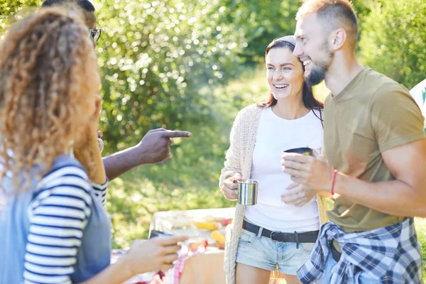 Círculo Jovens Amigos Felizes Tomando Chá Quente Discutindo Coisas Engraçadas — Fotografia de Stock