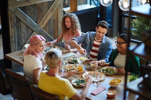 Jeune Homme Versant Boisson Dans Verre Son Ami Pendant Dîner — Photo