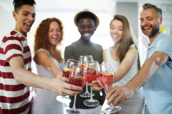 Boldog Emberek Csengő Házi Italokat Wineglasses Során Otthoni Összejövetelen — Stock Fotó