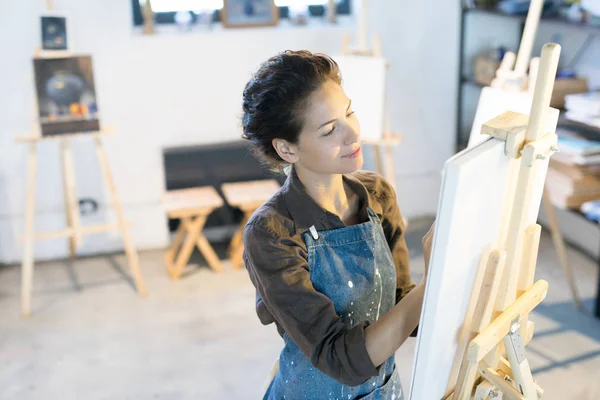 Young Female Painter Apron Standing Front Easel Painting Studio Modern — Stock Photo, Image