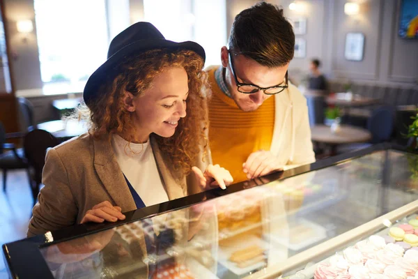 Joven Pareja Casual Pie Pantalla Con Comida Dulce Elección Postres — Foto de Stock