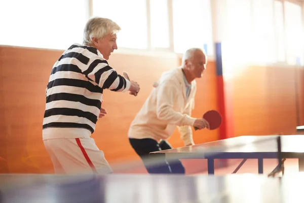 Två Aktiva Seniora Män Med Racketar Attackerar Ping Pong Boll — Stockfoto