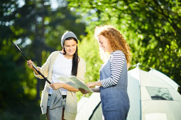 Dos Jóvenes Mujeres Campistas Leyendo Acerca Asentamiento Tienda Campaña Preparación — Foto de Stock