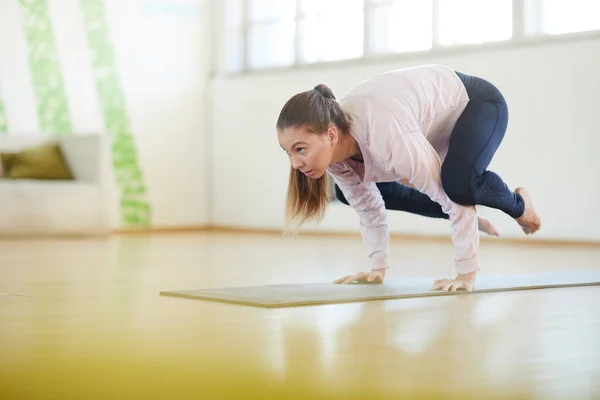 Young Performer Activewear Standing Her Hands While Hanging Floor Yoga — Stock Photo, Image
