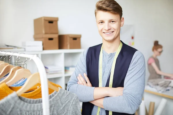 Portret Van Jonge Kleermaker Met Meetlint Staande Buurt Van Het — Stockfoto