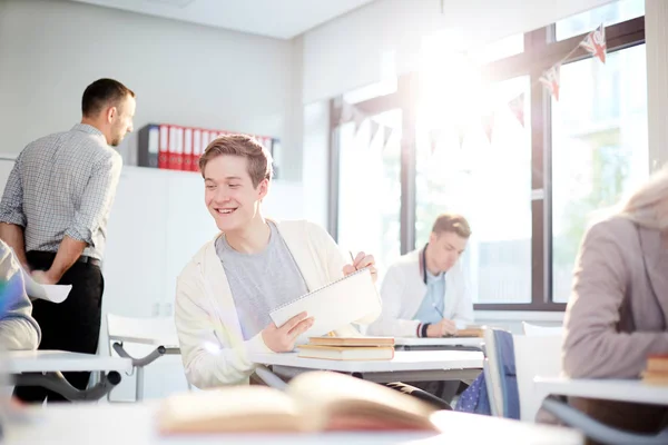 Uno Degli Studenti Guardando Gli Appunti Del Compagno Gruppo Riscriverli — Foto Stock