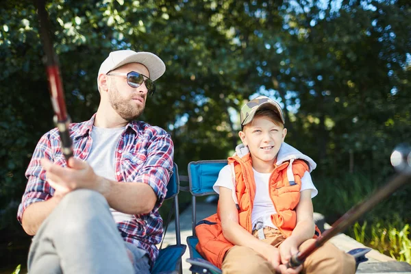 Far Undervisar Sin Son Att Fiska Sommarlovet Sjön — Stockfoto