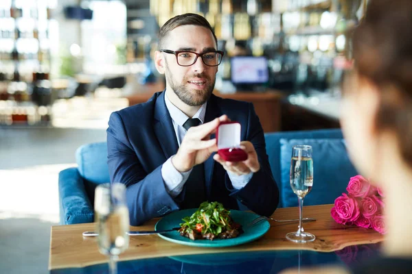 Jovem Terno Elegante Oferecendo Namorada Para Ser Sua Esposa Durante — Fotografia de Stock