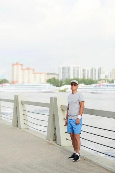 Olgun Erkek Spor Giyim Beklemede Parmaklıklar Riverside Tarafından Köprüde Sabah — Stok fotoğraf