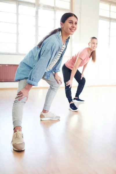 Duas Mulheres Jovens Fazendo Exercício Para Pernas Enquanto Treinam Com — Fotografia de Stock