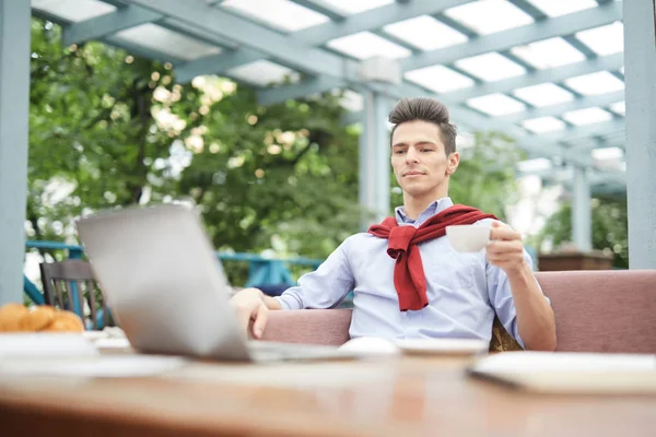 Affärsman Med Kopp Kaffe Titta Laptop Display Och Läsa Online — Stockfoto