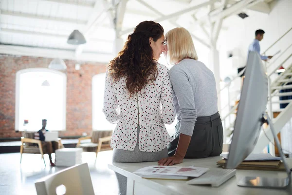 Visão Traseira Duas Mulheres Negócios Sussurrando Enquanto Sentado Local Trabalho — Fotografia de Stock