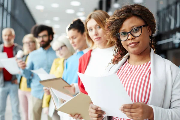 Fila Candidatos Com Seus Currículos Preparando Para Entrevista Com Empregador — Fotografia de Stock