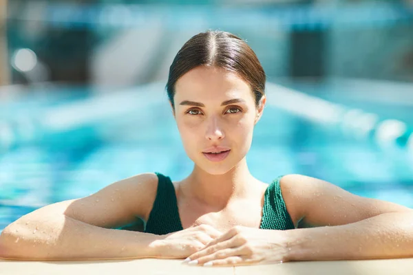 Joven Mujer Descansada Sentada Piscina Mientras Pasa Sus Vacaciones Balneario — Foto de Stock