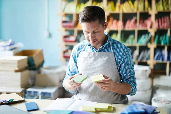 Handcraftsman Kötény Gazdaság Két Négyzet Alakú Minták Mozaik Alkotás Választás — Stock Fotó