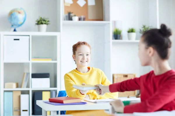 Flickorna Som Delar Sin Bok Med Klasskamrat Rast Mellan Lektionerna — Stockfoto