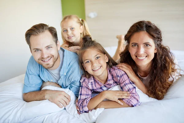 Famiglia Allegra Madre Padre Due Piccole Figlie Carine Sdraiate Sul — Foto Stock