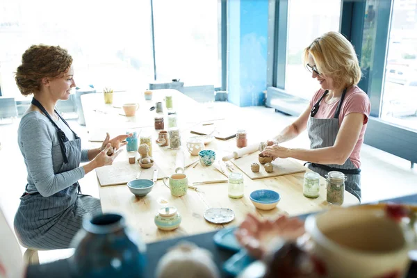 Dos Mujeres Creativas Delantales Sentadas Estudio Artesanía Arcilla Creación Propia —  Fotos de Stock