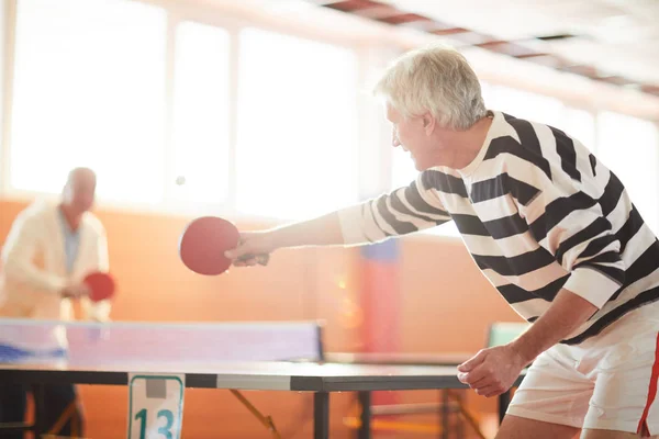 Ping Pong Spelare Slår Bollen Medan Passerar Den Över Bordet — Stockfoto