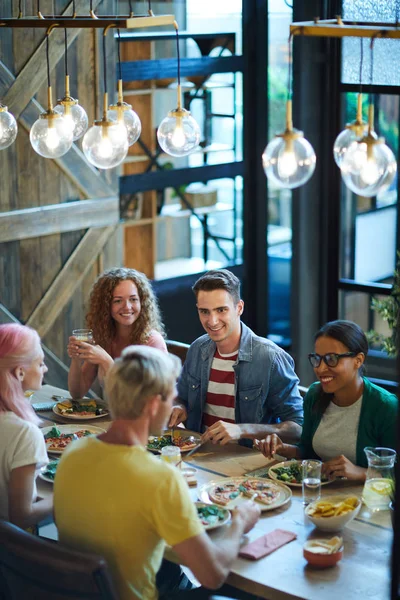 Groupe Jeunes Gens Sympathiques Tenue Décontractée Assis Table Servie Dîner — Photo