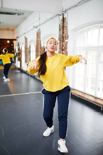 Giovane Ballerina Activewear Che Impara Movimento Hip Hop Durante Allenamento — Foto Stock