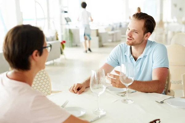 Portrét Krásného Mladého Páru Užívající Romantickou Večeři Restauraci Která Sedí — Stock fotografie