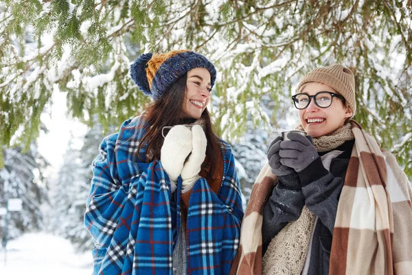 Портрет Двох Щасливих Молодих Жінок Зимовому Курорті Тримає Чашки Гарячим — стокове фото