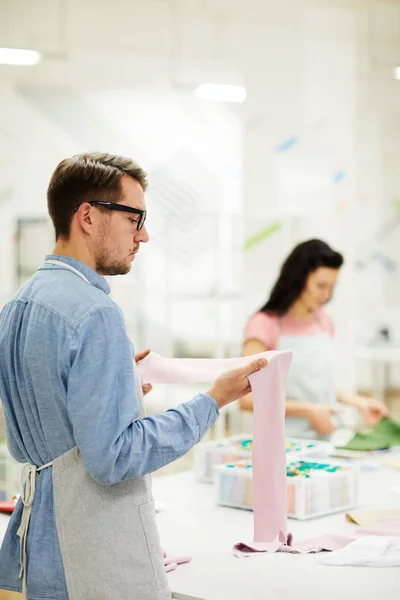 Serieuze Peinzende Knappe Jonge Naaister Met Baard Dragen Schort Glazen — Stockfoto