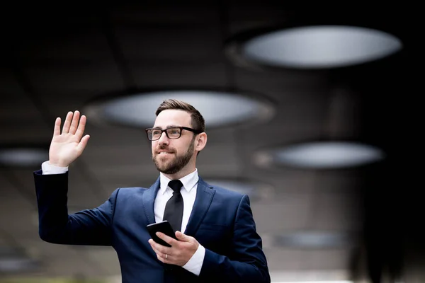 Junger Erfolgreicher Lachender Mann Businesskleidung Brille Und Handy Mit Winkender — Stockfoto