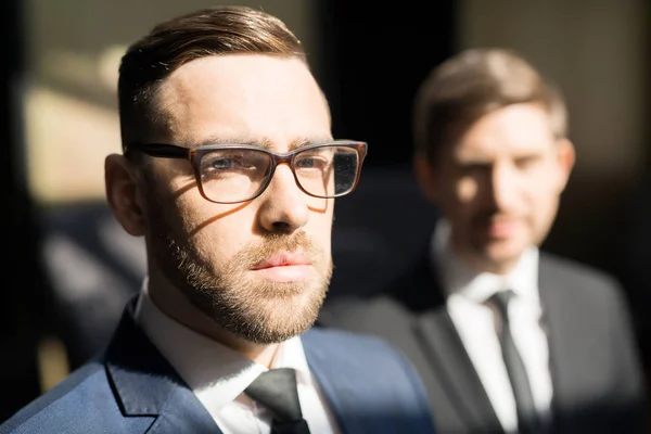 Joven Hombre Negocios Serio Gafas Vista Pie Junto Ventana Mirando — Foto de Stock