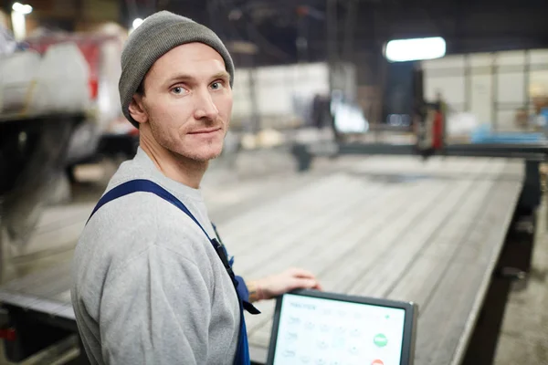 Jonge Werknemer Van Scheepswerf Werkkleding Die Tijdens Technisch Werk Naar — Stockfoto