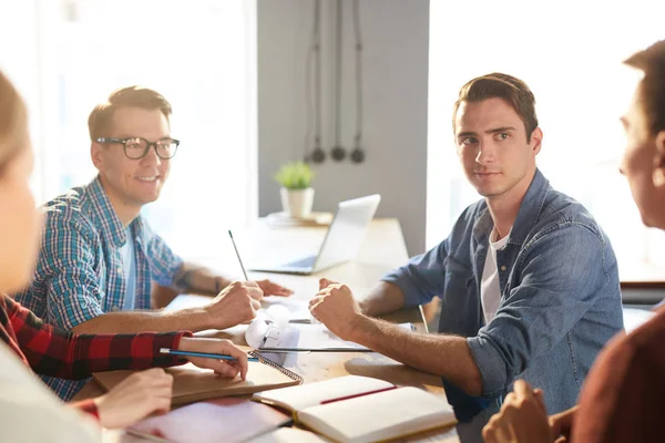 Gruppo Giovani Professionisti Del Business Che Discutono Idee Mentre Collaborano — Foto Stock