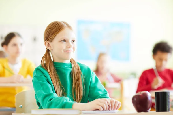 Contenuto Ragazza Rossa Curiosa Con Code Cavallo Seduta Alla Scrivania — Foto Stock