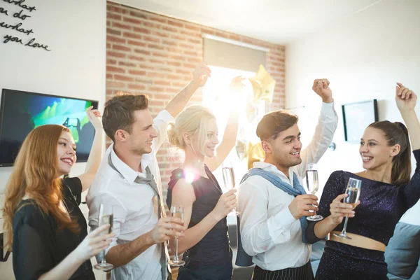 Rad Glada Dansande Vänner Med Flöjter Champagne Njuter Hemmafest — Stockfoto