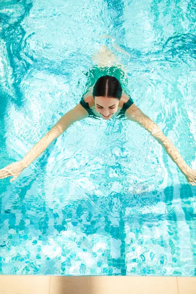 Overzicht Van Actieve Meisje Transparant Water Zwemmen Genieten Van Dag — Stockfoto