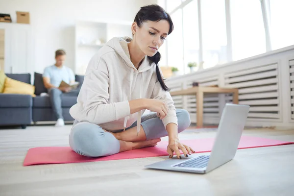 Aktivní Žena Hledajícím Online Práci Při Sezení Podlaze Před Laptopem — Stock fotografie