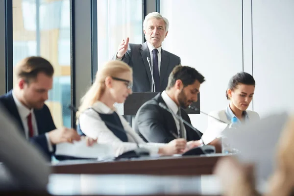 Envejecido Político Ropa Formal Pie Junto Tribuno Hablando Micrófono Colega — Foto de Stock