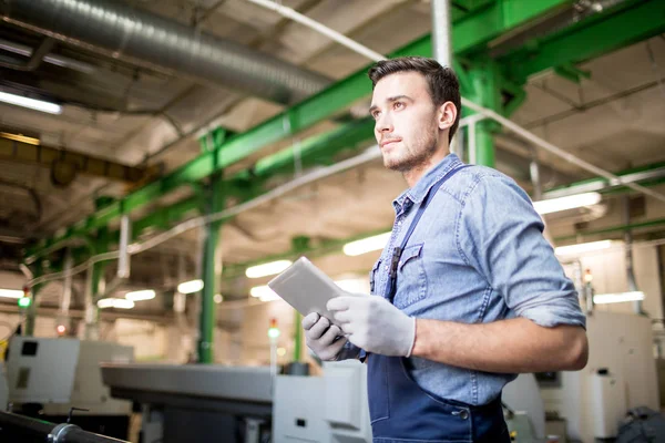 Jovem Engenheiro Sério Workwear Segurando Tablet Enquanto Procura Informações Line — Fotografia de Stock