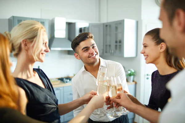 Lycklig Kille Och Flera Flickor Spottar Med Flöjter Champagne Medan — Stockfoto