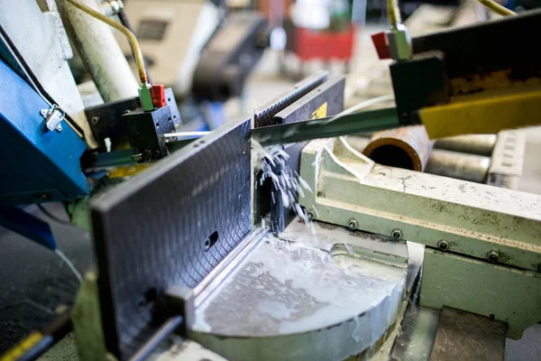 大きな鋼鉄の細部は工場で現代の泡の機械によって処理されている — ストック写真