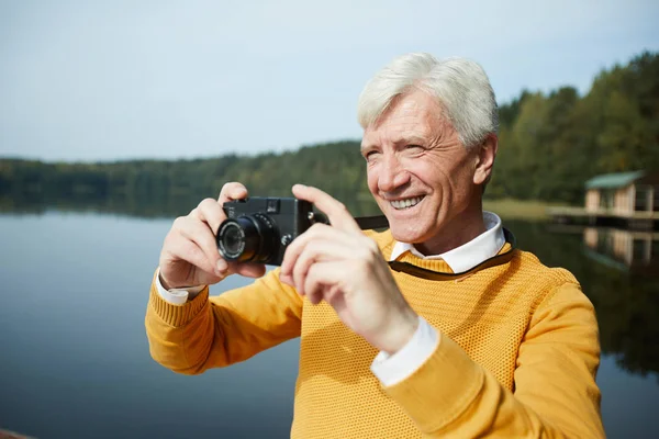 Усміхнений Збуджений Сіроокий Старший Турист Жовтому Светрі Фотографує Озеро Камеру — стокове фото